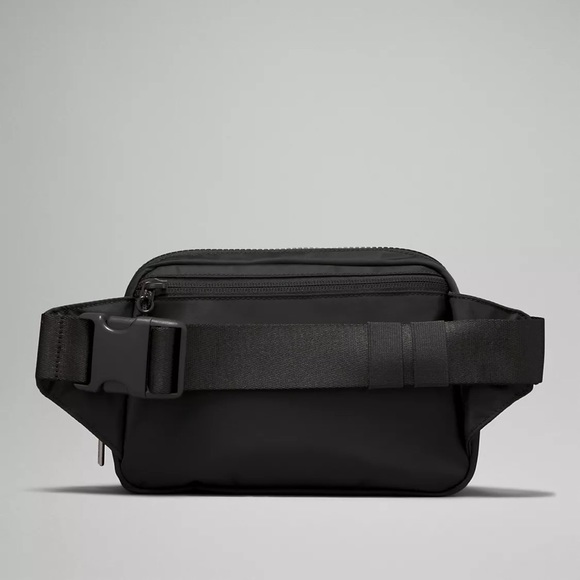 NEW Lululemon Everywhere Belt Bag Large 2L Black - Picture 2 of 6
